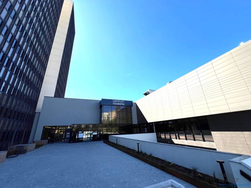 PRENÁJOM exkluzívnych priestorov 318 m2 TECHNOPOL, Kutlíkova ul. - Obchodné priestory na Kutlíkovej ulici v Bratislave - Lúky so sklenými fasádami.