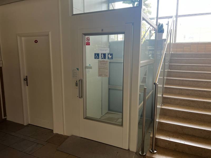 Prenájom ordinácie v zdravotnom stredisku Saratovská 24, Bratislava. - Bezbariérový výťah vedľa schodiska v obchodných priestoroch.