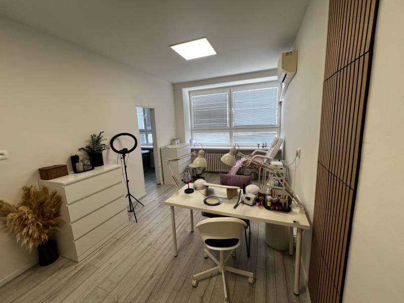 Prenájom ordinácie v zdravotnom stredisku Saratovská 24, Bratislava. - Zariadenie obchodných priestorov, pracovný stôl, podlaha s dreveným dekorom, nástroje.