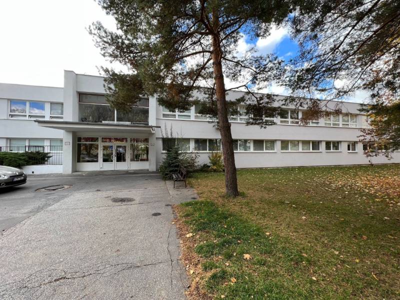 Prenájom ordinácie v zdravotnom stredisku Saratovská 24, Bratislava. - Biela budova a zeleň na ulici Saratovská, obchodné priestory v Bratislave - Dúbravka.