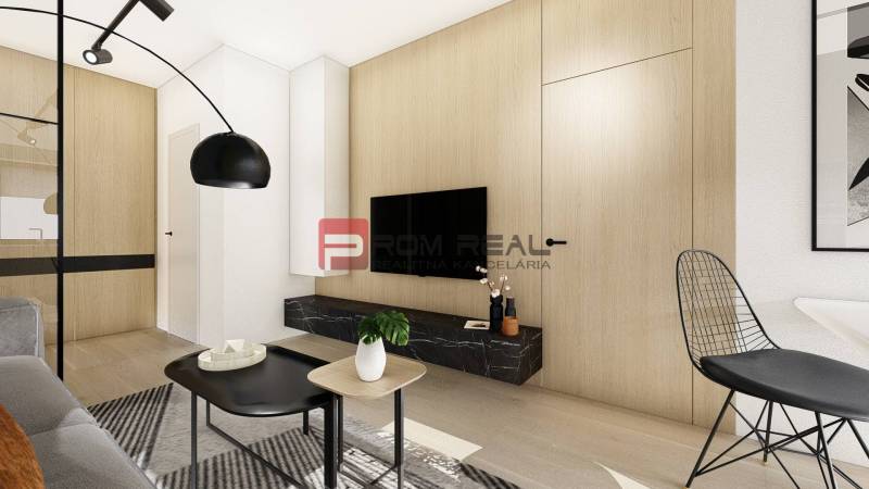 Predaj 3-izbový byt od 184 999 € v projekte Rezidencia Potôčik - Obývačka v 2-izbovom byte s dreveným dekorom, tmavým nábytkom a televízorom.