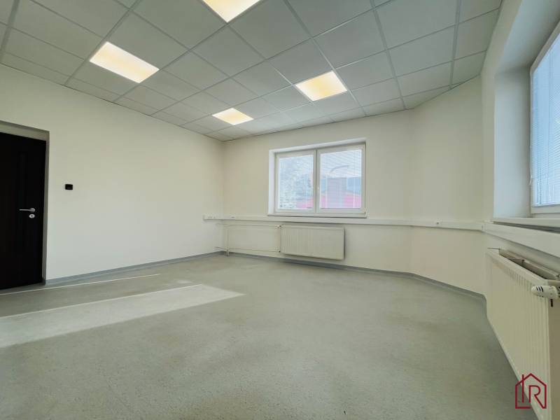 Investičná príležitosť: Polyfunkčná budova 1 000m², Košice-Staré mesto - Biela miestnosť s plastovými oknami a bielym stropom v budove.