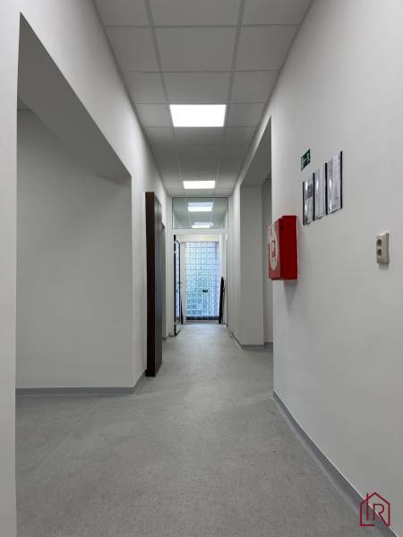 Investičná príležitosť: Polyfunkčná budova 1 000m², Košice-Staré mesto - Chodba s bielymi stenami a dverami v budove, svetlá na strope.