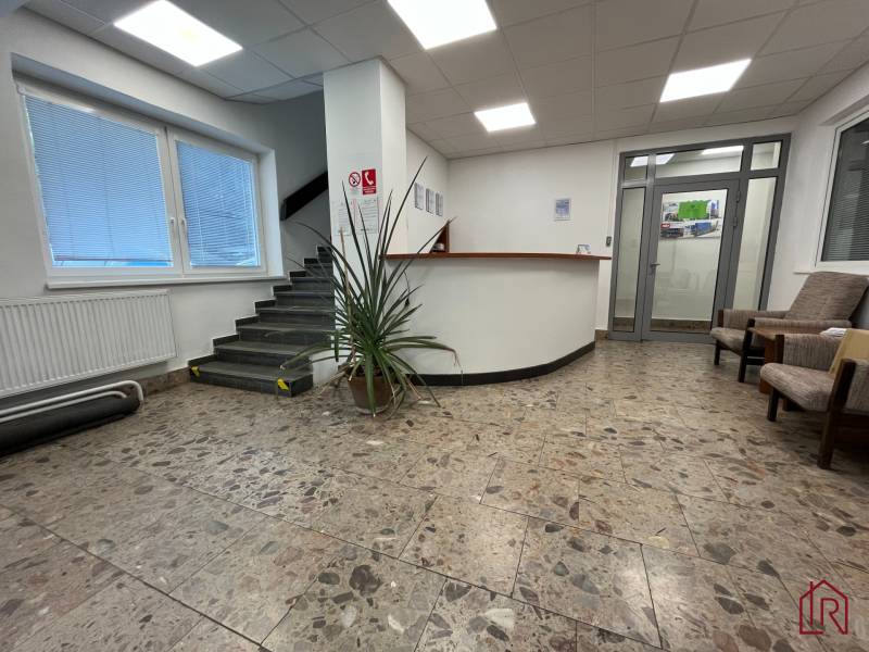 Investičná príležitosť: Polyfunkčná budova 1 000m², Košice-Staré mesto - Interiér s recepciou, schodmi a oknami v Budove s dlažbou.