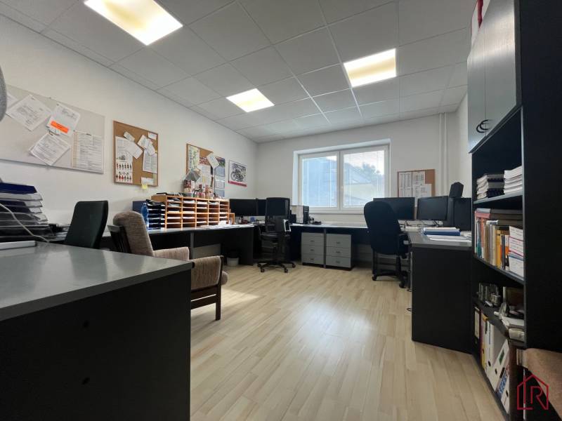 Investičná príležitosť: Polyfunkčná budova 1 000m², Košice-Staré mesto - Kancelária v budove s pracovnými stolmi, stoličkami a množstvom úložných priestorov.