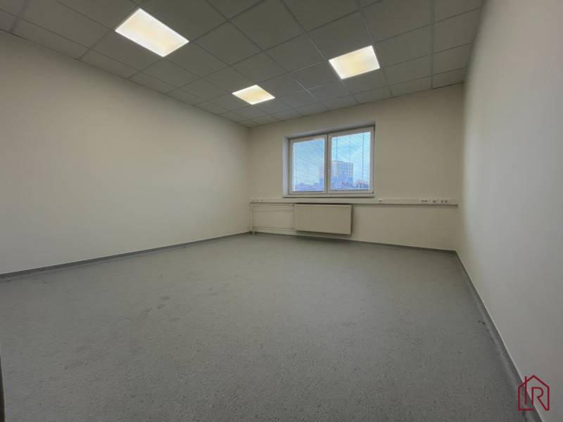 Investičná príležitosť: Polyfunkčná budova 1 000m², Košice-Staré mesto - Prázdna miestnosť so sivou podlahou a oknom v budove.