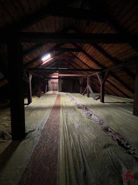 Investičná príležitosť: Polyfunkčná budova 1 000m², Košice-Staré mesto - Podkrovný priestor s drevenými trámami a izoláciou v budove.