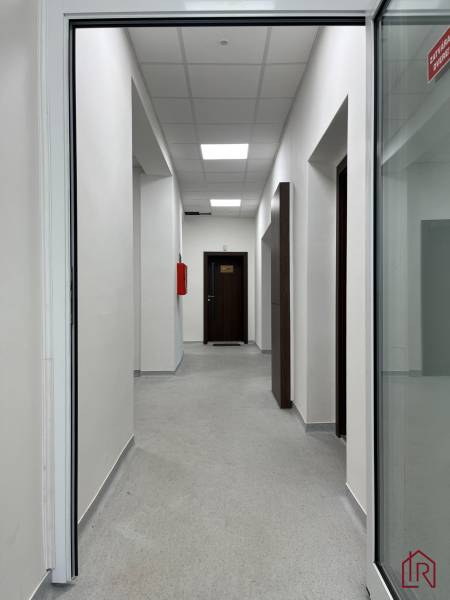 Investičná príležitosť: Polyfunkčná budova 1 000m², Košice-Staré mesto - Chodba v budove so svetlým osvetlením a dverami, čistý moderný priestor.