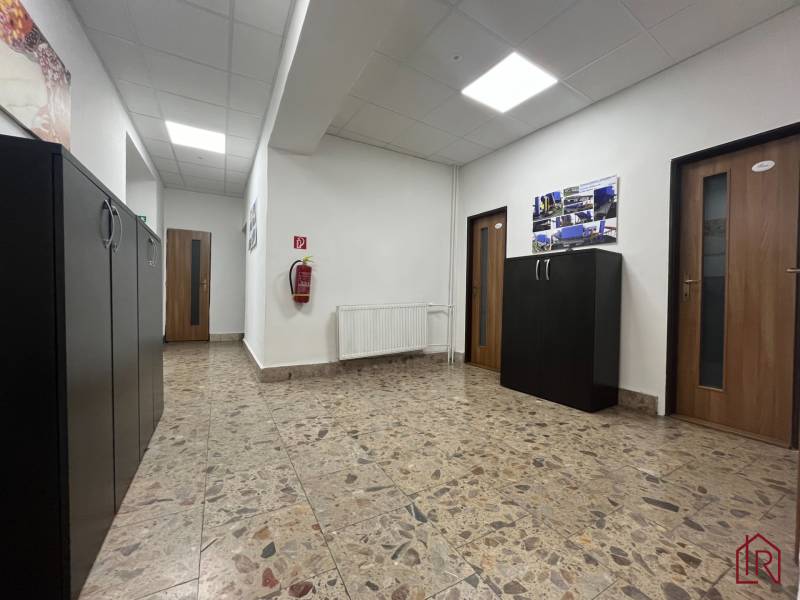 Investičná príležitosť: Polyfunkčná budova 1 000m², Košice-Staré mesto - Kancelárske priestory v budove s dlažbou, drevenými dverami a bielymi stenami.