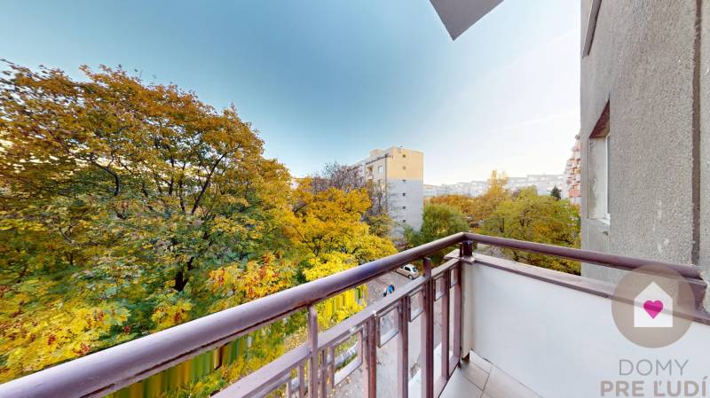 BA/STARÉ MESTO - Prenájom kompletne zariadeného 2i bytu s 2 balkónmi - Výhľad z balkóna 2-izbového bytu na zeleň v Bratislave - Staré Mesto, Krížna.