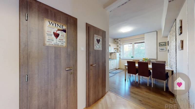 BA/STARÉ MESTO - Prenájom kompletne zariadeného 2i bytu s 2 balkónmi - Vstupná hala 2-izbového bytu s podlahou s dreveným dekorom a jedálenským kútom.