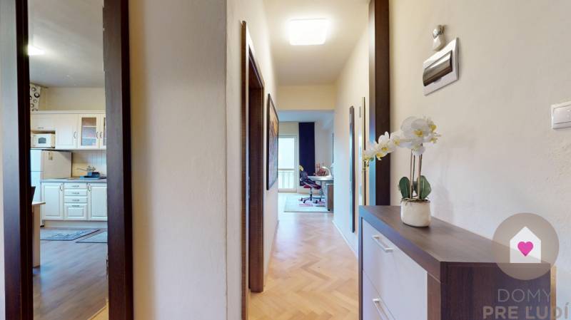 BA/STARÉ MESTO - Prenájom kompletne zariadeného 2i bytu s 2 balkónmi - Chodba so vstupom do kuchyne a izby v 2-izbovom byte, podlaha s dreveným dekorom.