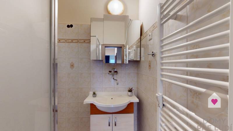 BA/STARÉ MESTO - Prenájom kompletne zariadeného 2i bytu s 2 balkónmi - Kúpeľňa v 2-izbovom byte s umývadlom, zrkadlom a rebríkovým radiátorom.