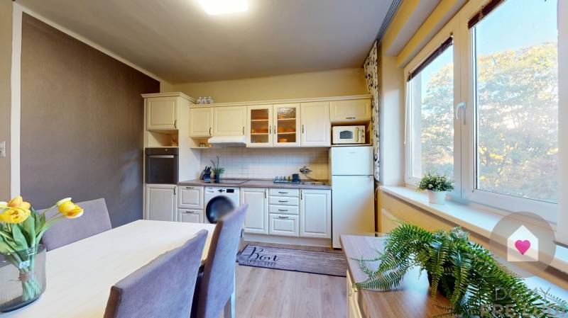 BA/STARÉ MESTO - Prenájom kompletne zariadeného 2i bytu s 2 balkónmi - Kuchyňa v 2-izbovom byte s jedálenským stolom, kvetmi a oknom s výhľadom.