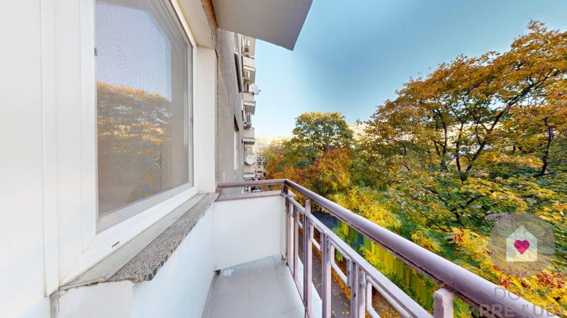 BA/STARÉ MESTO - Prenájom kompletne zariadeného 2i bytu s 2 balkónmi - Balkón 2-izbového bytu na Krížnej ulici, obklopený stromami v Bratislava - Staré Mesto.