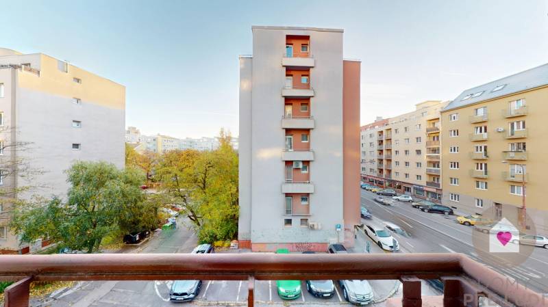 BA/STARÉ MESTO - Prenájom kompletne zariadeného 2i bytu s 2 balkónmi - Výhľad z 2-izbového bytu v Bratislave na Krížnej ulici s mestskou scenériou.