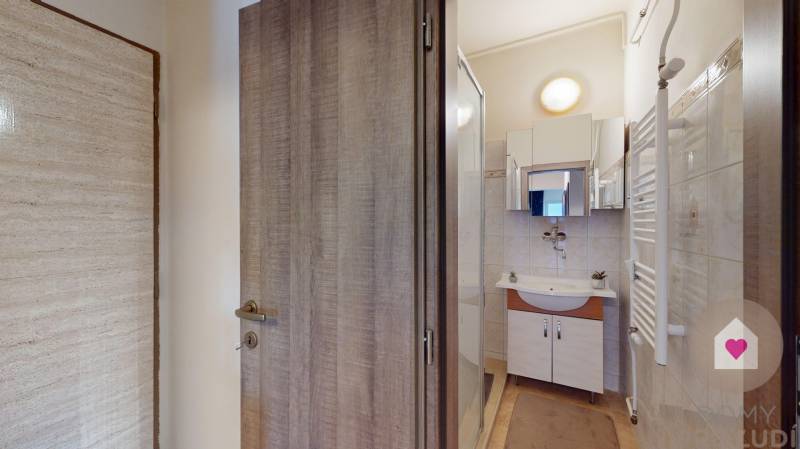 BA/STARÉ MESTO - Prenájom kompletne zariadeného 2i bytu s 2 balkónmi - Kúpeľňa s umývadlom, sprchovým kútom a podlahou s dreveným dekorom v 2-izbovom byte.