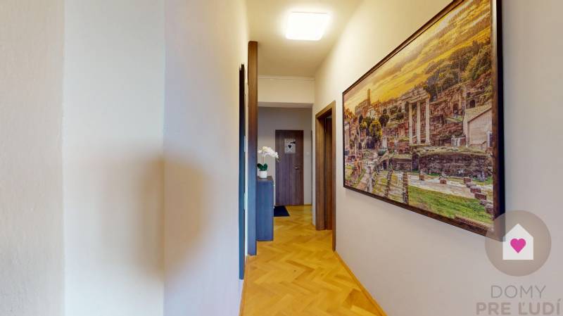 BA/STARÉ MESTO - Prenájom kompletne zariadeného 2i bytu s 2 balkónmi - Chodba v 2-izbovom byte so stenou s obrazom a podlahou s dreveným dekorom.