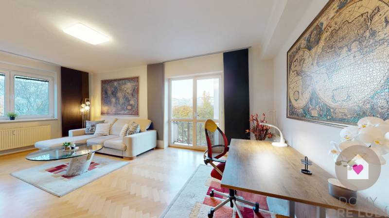 BA/STARÉ MESTO - Prenájom kompletne zariadeného 2i bytu s 2 balkónmi - Obývacia izba v 2-izbovom byte so sedačkou, pracovným stolom a podlahou s dreveným dekorom.