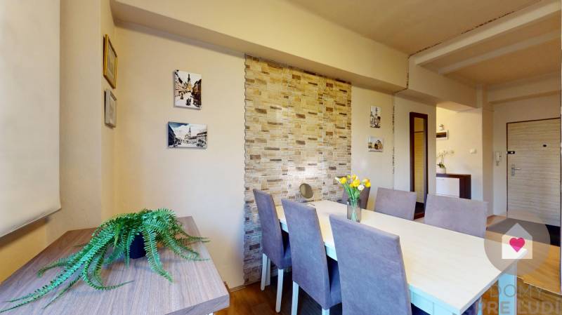 BA/STARÉ MESTO - Prenájom kompletne zariadeného 2i bytu s 2 balkónmi - Jedálenský kút v 2-izbovom byte s podlahou s dreveným dekorom a dekoratívnou stenou.