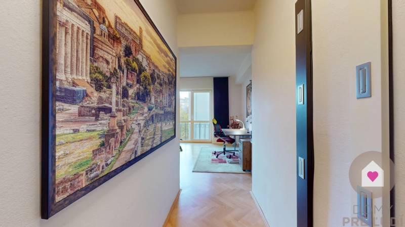 BA/STARÉ MESTO - Prenájom kompletne zariadeného 2i bytu s 2 balkónmi - Chodba 2-izbového bytu s dekoratívnym obrazom a pracovným stolom, podlaha s dreveným dekorom.