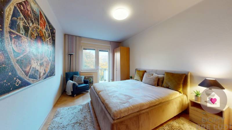 BA/STARÉ MESTO - Prenájom kompletne zariadeného 2i bytu s 2 balkónmi - Spálňa v 2-izbovom byte s dekoratívnym obrazom na stene a pohodlnou posteľou.