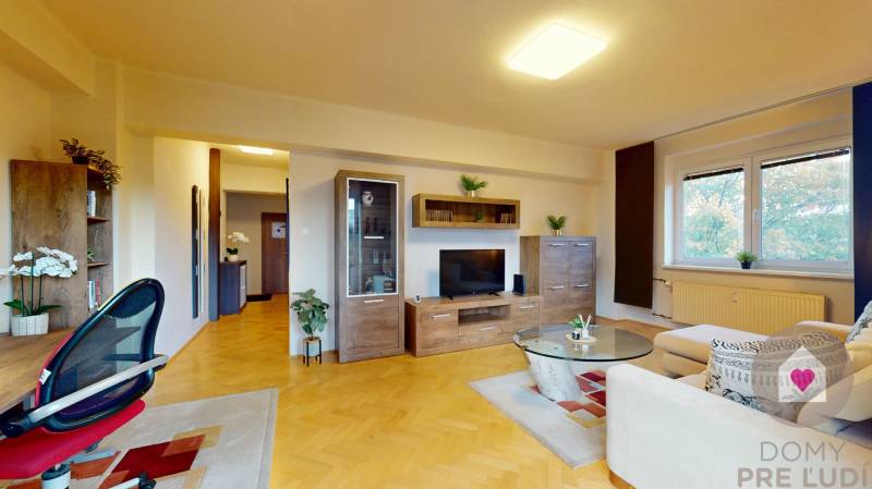 BA/STARÉ MESTO - Prenájom kompletne zariadeného 2i bytu s 2 balkónmi - Obývacia izba v 2-izbovom byte s podlahou s dreveným dekorom a pohodlným nábytkom.