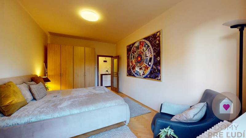 BA/STARÉ MESTO - Prenájom kompletne zariadeného 2i bytu s 2 balkónmi - Spálňa v 2-izbovom byte s veľkou posteľou, obrazom na stene a podlahou s dreveným dekorom.