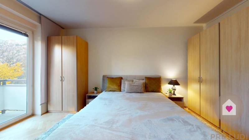 BA/STARÉ MESTO - Prenájom kompletne zariadeného 2i bytu s 2 balkónmi - Spálňa v 2-izbovom byte s dvojitou posteľou, skriňami a pohľadom na balkón.