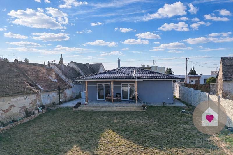 MALÉ LEVÁRE-Predaj  3i modernej novostavby RD s tep. čerpadlom + garáž - Rodinný dom v Malých Levároch na ulici Malé Leváre s trávnatým dvorom a okolitou zástavbou.