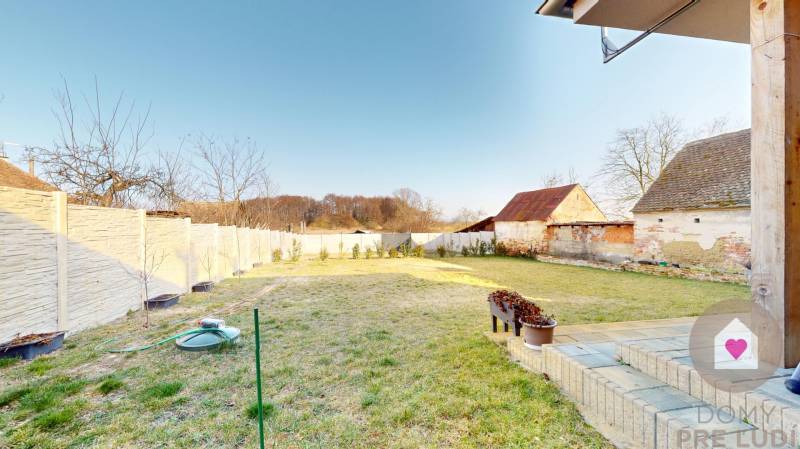 MALÉ LEVÁRE-Predaj  3i modernej novostavby RD s tep. čerpadlom + garáž - Záhrada pri rodinnom dome v Malých Levároch na ulici Malé Leváre s plotom a trávnikom.