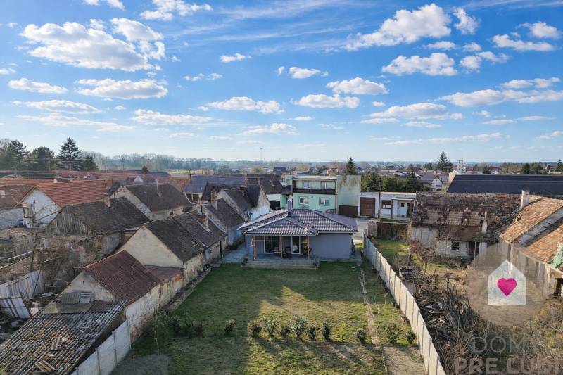 MALÉ LEVÁRE-Predaj  3i modernej novostavby RD s tep. čerpadlom + garáž - Rodinný dom v Malých Levároch s dvorom na ulici Malé Leváre, obklopený staršími domami.