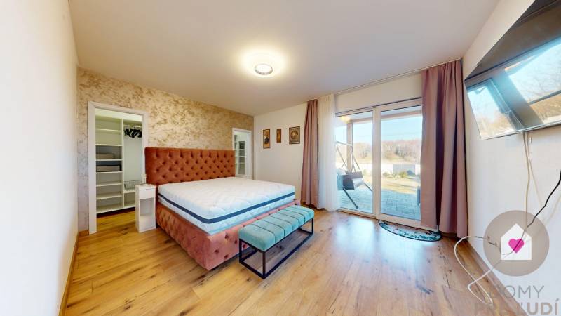 MALÉ LEVÁRE-Predaj  3i modernej novostavby RD s tep. čerpadlom + garáž - Spálňa v rodinnom dome s posteľou, šatníkom a veľkými oknami na terasu.