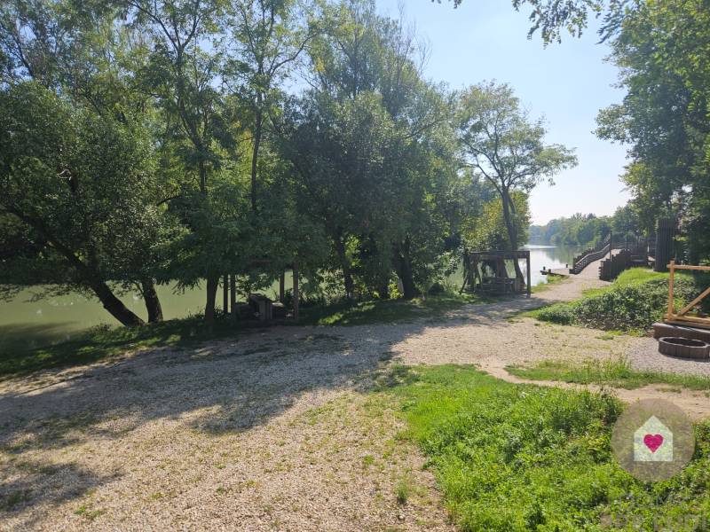 4 izbový RD-128 m2 S TEP. ČERPADLOM, POZEMOK 405m2 - Pokojná riečna scenéria a zeleň pri rodinnom dome v Zálesí.