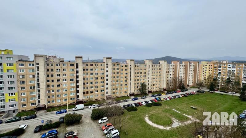 SOFIJSKÁ -  Pekný 2 izbový byt, 52m² + LOGGIA, 7/8 posch. - Pohľad na bytovky na Sofijskej ulici, Košice - Sídlisko Ťahanovce.