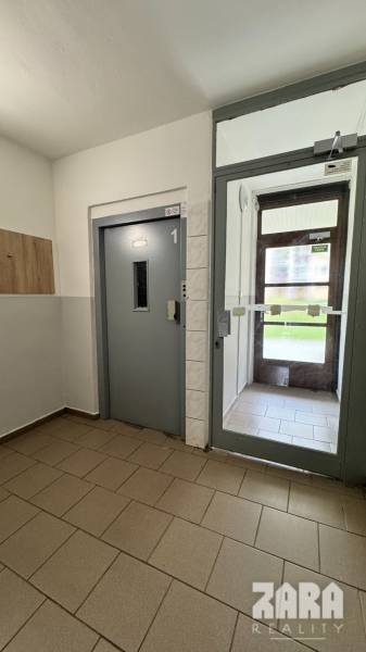 SOFIJSKÁ -  Pekný 2 izbový byt, 52m² + LOGGIA, 7/8 posch. - Vstupná chodba s výťahom v 2-izbovom byte na Sofijskej ulici, Sídlisko Ťahanovce, Košice.