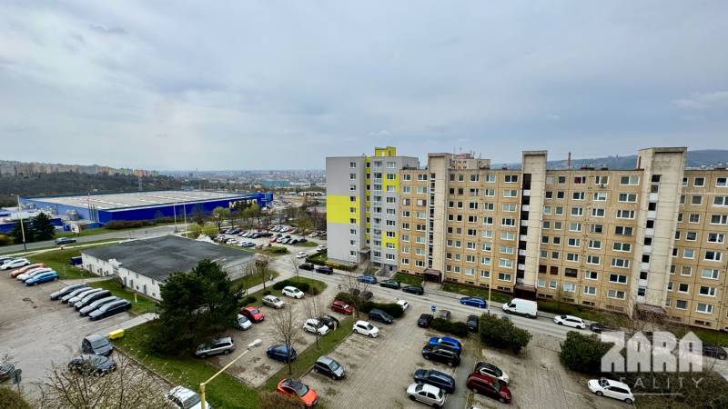 SOFIJSKÁ -  Pekný 2 izbový byt, 52m² + LOGGIA, 7/8 posch. - Pohľad na sídlisko, parkovisko a budovy na Sofijskej ulici, Košice - Sídlisko Ťahanovce.