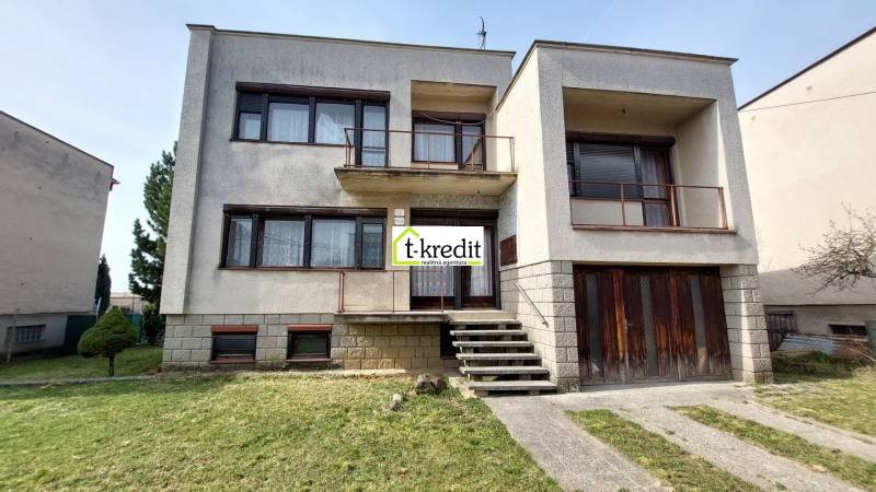 PREDAJ - RODINNÝ DOM - ZLATÉ MORAVCE - Rodinný dom v Zlatých Moravciach so schodiskom a balkónom, pred ním je zelený trávnik.
