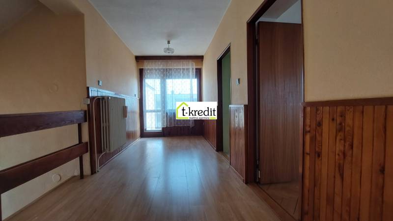 PREDAJ - RODINNÝ DOM - ZLATÉ MORAVCE - Chodba v rodinnom dome s podlahou s dreveným dekorom a obloženiami z dreva.