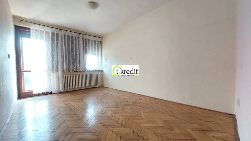 PREDAJ - RODINNÝ DOM - ZLATÉ MORAVCE - Izba v rodinnom dome s podlahou s dreveným dekorom a veľkým oknom.