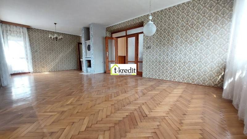 PREDAJ - RODINNÝ DOM - ZLATÉ MORAVCE - Priestranná izba s podlahou s dreveným dekorom a vzorovanými tapetami v rodinnom dome.