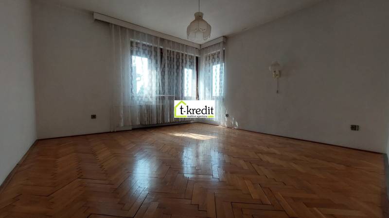 PREDAJ - RODINNÝ DOM - ZLATÉ MORAVCE - Priestranná izba s podlahou s dreveným dekorom, bielymi stenami a záclonami v rodinnom dome.