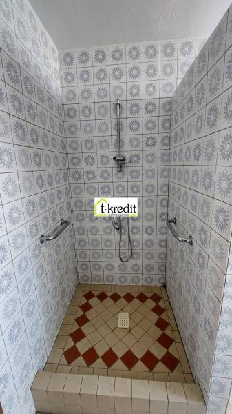 PREDAJ - RODINNÝ DOM - ZLATÉ MORAVCE - Sprchovací kút s keramickými obkladmi v Rodinnom dome.