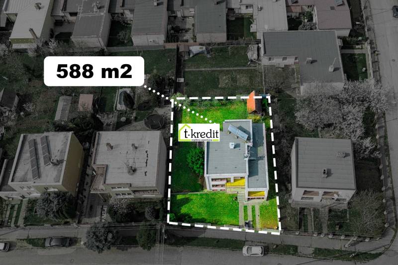 PREDAJ - RODINNÝ DOM - ZLATÉ MORAVCE - Rodinný dom v Zlatých Moravciach s pozemkom 588 m², obklopený ďalšími domami.