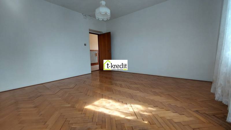 PREDAJ - RODINNÝ DOM - ZLATÉ MORAVCE - Priestranná izba s podlahou s dreveným dekorom v rodinnom dome.