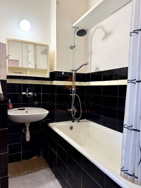 PRENÁJOM 1 izbový byt, 40 M2, Bratislava, Ružinov, Košická ulica, NIVY - Kúpeľňa so sprchou a umývadlom, čierne obklady, 1-izbový byt.