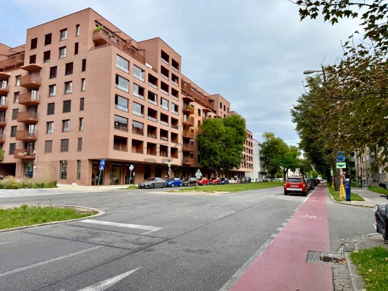 PRENÁJOM 1 izbový byt, 40 M2, Bratislava, Ružinov, Košická ulica, NIVY - Ulica s obytnej budovou a cyklochodníkom v Bratislave - Ružinove.