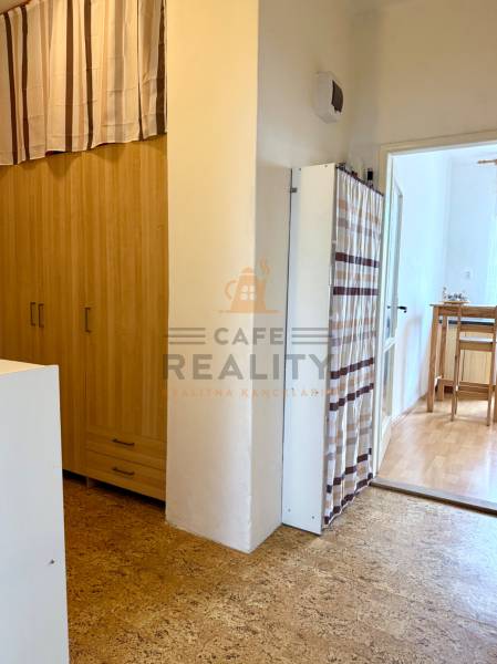 PRENÁJOM 1 izbový byt, 40 M2, Bratislava, Ružinov, Košická ulica, NIVY - Chodba s drevenými skrinkami a závesom v 1-izbovom byte.