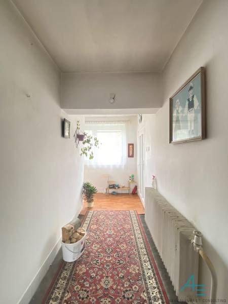 RD so záhradou, pivnicou garážou na Myjave.  - Chodba v rodinnom dome s kobercom a podlahou s dreveným dekorom.