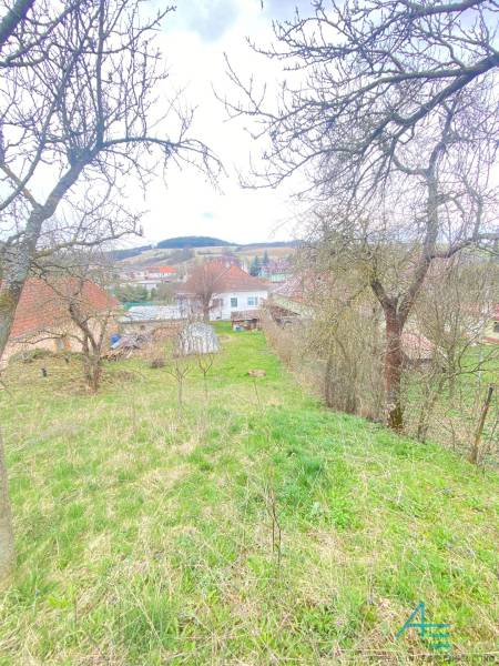 RD so záhradou, pivnicou garážou na Myjave.  - Záhrada pri rodinnom dome v Myjave, Turá Lúka, s výhľadom na okolitú krajinu.